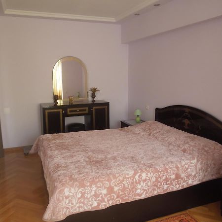 Nellie'S Apartment Μπατούμι Εξωτερικό φωτογραφία